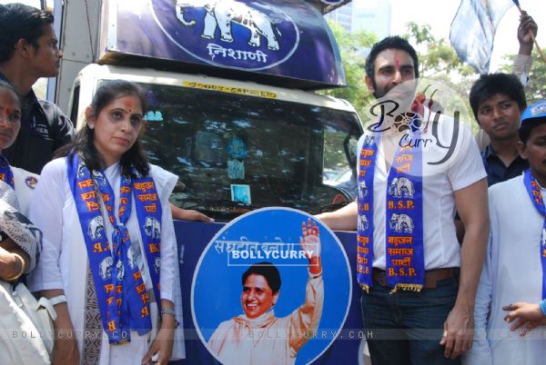 Sandip Soparrkar supporting BSP North-West candidate Pushpa Milind Bhole