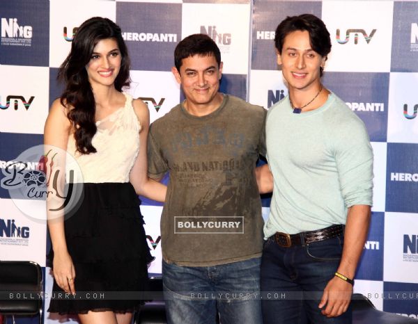 Aamir Khan with Kriti and Tiger at the Trailer launch of Heropanthi (316462)