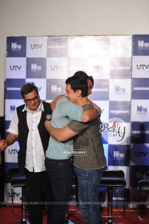 Tiger Shroff huggs Aamir Khan at the Trailer launch of Heropanthi (316470)