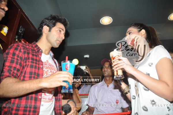 Varun & Ileana enjoy their favourite coolers at the promotions (316476)