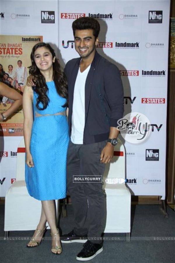 Alia Bhatt and Arjun Kapoor at the New Cover launch of the book '2states' (316680)