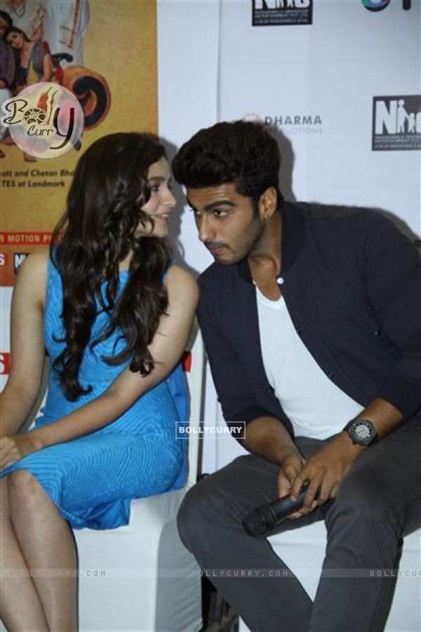 Alia and Arjun in a chat at the New Cover launch of the book '2states' (316684)
