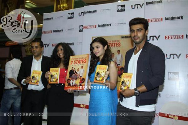 Arjun Kapoor, Alia Bhatt with Chetan Bhagat and his wife at New Cover launch of the book '2states' (316686)