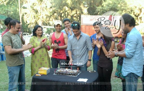 Yash Patnaik cuts the cake as Sadda Haq completes 100 episodes