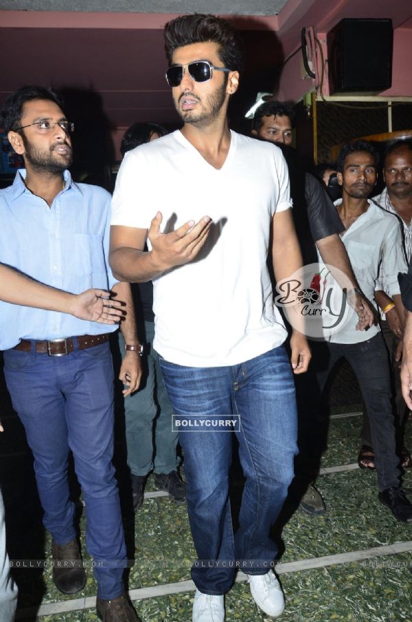 Arjun Kapoor catches audience reaction of '2 States' (317458)