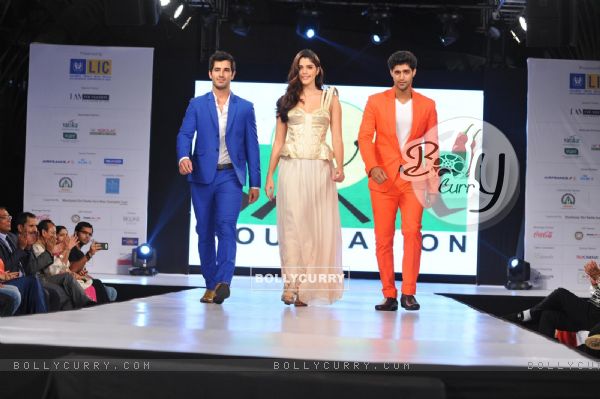 The cast of Purani Jeans at the charity fashion show 'Ramp for Champs' (317546)