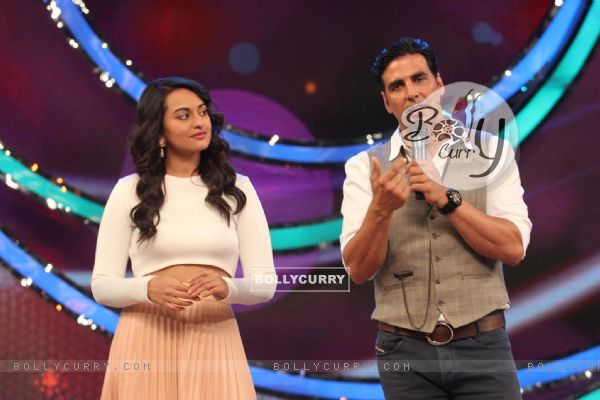 Sonakshi and Akshay Promote Holiday on DID Lil Masters Season 3