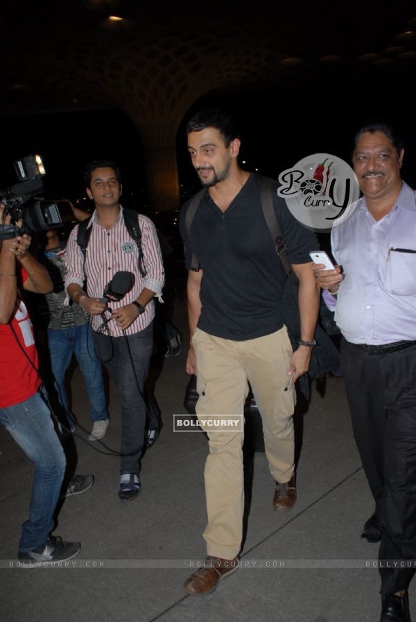 Arunoday Singh at Mumbai airport leaving to attend IIFA