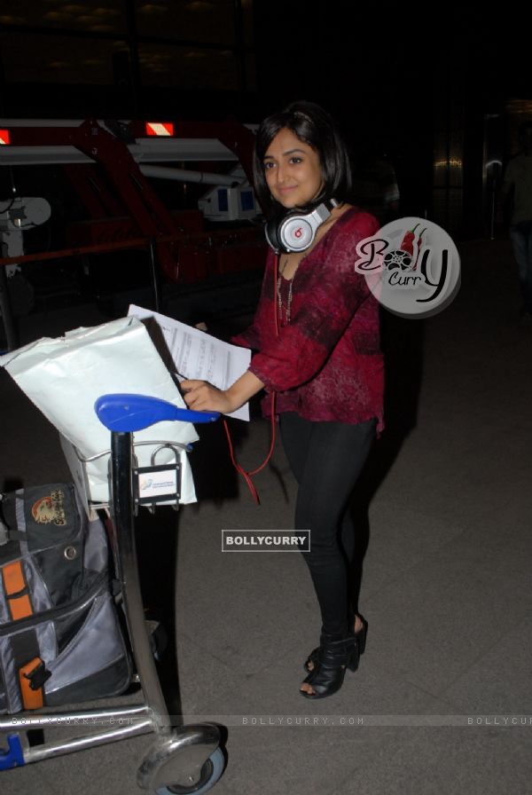 Monali Thakur was at Mumbai airport leaving to attend IIFA