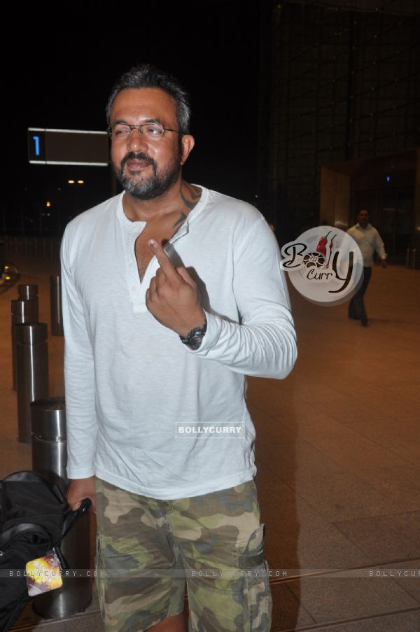 Apoorva Lakia shows his inked finger at Mumbai airport leaving to attend IIFA
