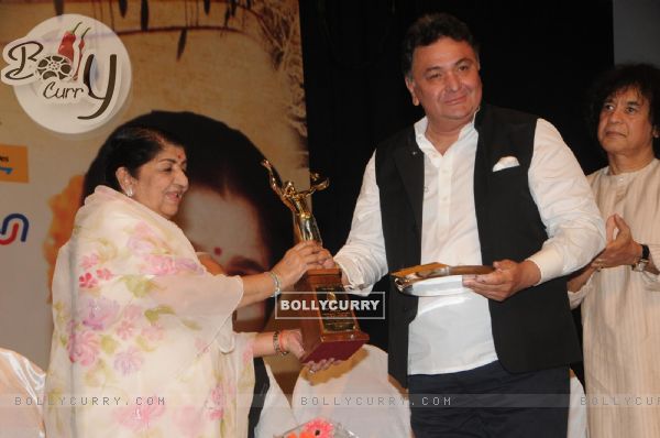 Lata Mangeshkar felicitates Rishi Kapoor at the 72nd Master Deenanath Mangeshkar Awards
