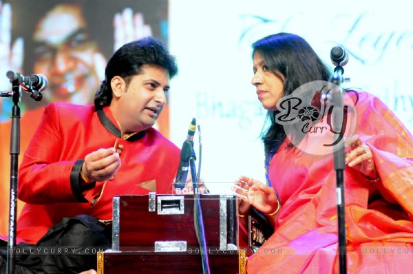 Sumeet Tappo and Kavita Krishnamurthy perform at the  Tribute to the Legend of Pure Love concert