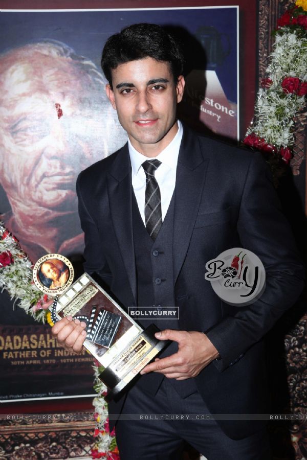 Gautam Rode hold up his Dada Sahib Phalke Award