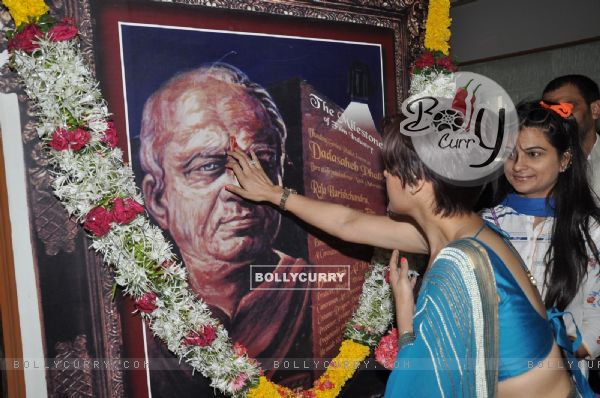 Sunidhi Chauhan pays her respect at the Dada Sahib Phalke Awards