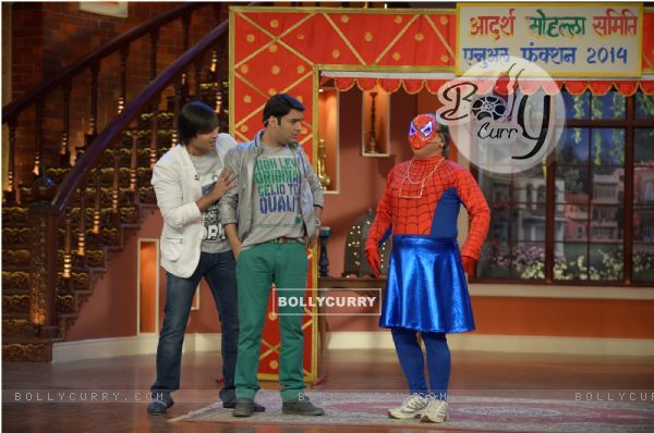 Vivek Oberoi in a gig with Kapil Sharma and Dadi on Comedy Nights With Kapil