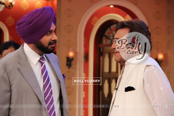 Vinod Khanna in a chat with Navjot Singh Sidhu at Comedy Nights With Kapil (318636)