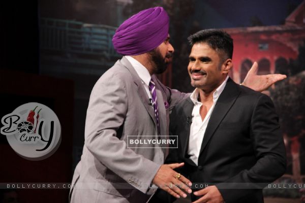 Navjot Singh Sidhu greets Suniel Shetty at Comedy Nights With Kapil (318637)