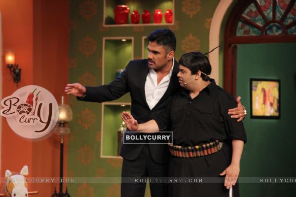 Suniel Shetty in a chat with Kiku at Comedy Nights With Kapil