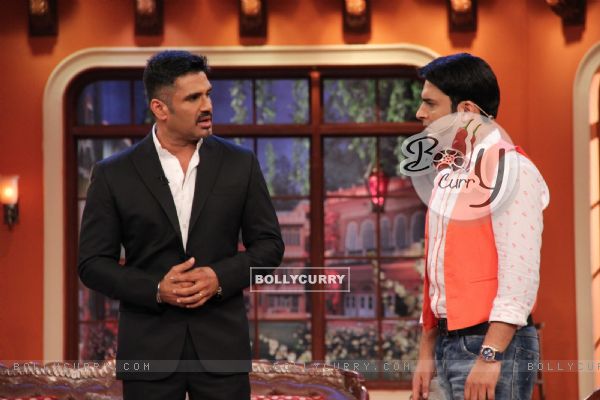 Suniel Shetty in a chat with Kapil Sharma at Comedy Nights With Kapil (318644)