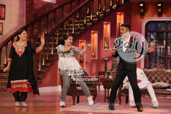 Suniel Shetty performs at Comedy Nights With Kapil (318645)
