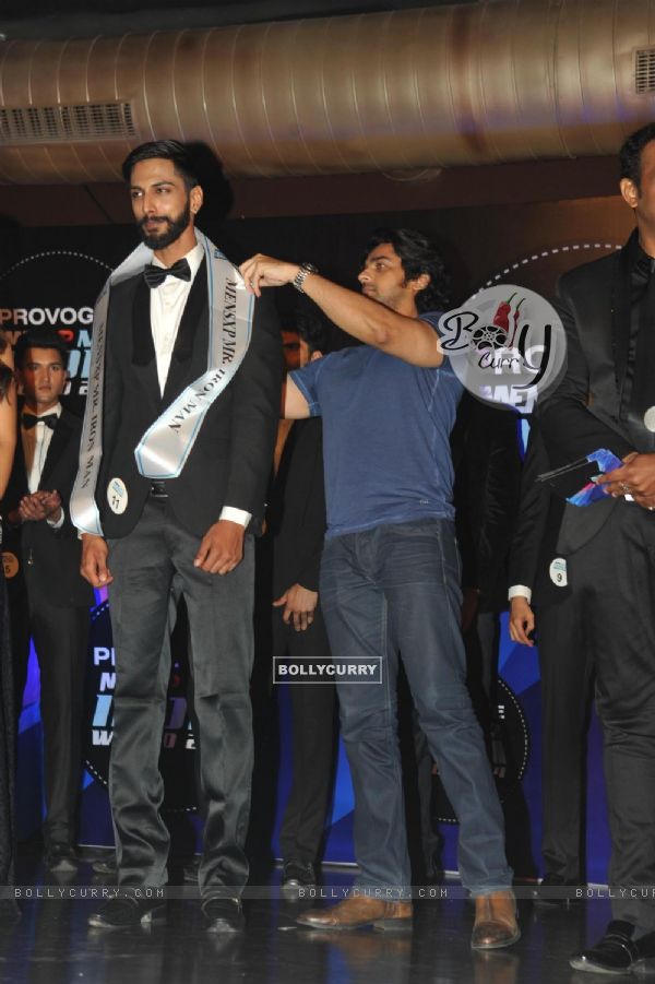 Arjan Bajwa felicitates a winner at the Grand finale of 'Mr India 2014'