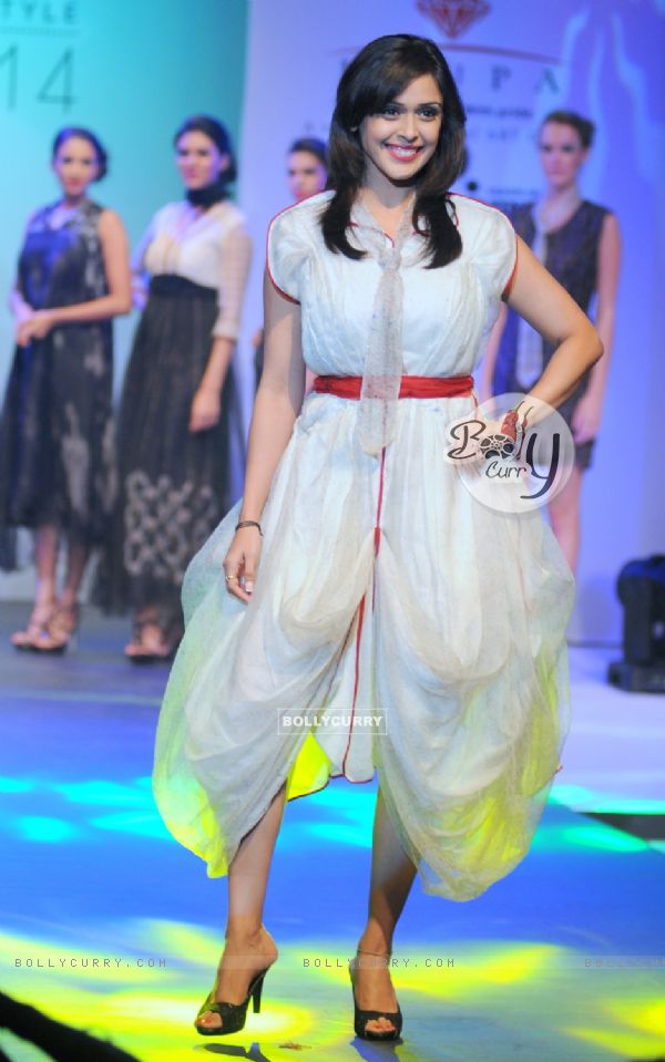 Hrishita Bhatt walks the ramp at the Tassel Fashion & Lifestyle Awards 2014