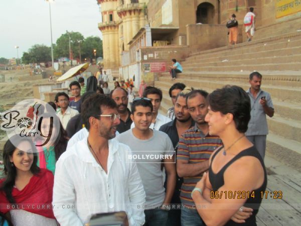 Tiger Shroff  meets Javed Jaffery at Varanasi (319026)