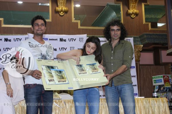Randeep, Alia and Imtiaz at the Highway DVD launch (319216)