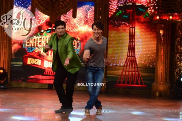 Krushna Abhishek and Tiger Shroff perform on Entertainment Ke Liye Kuch Bhi Karega (319450)