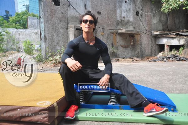 Tiger Shroff poses for the shutterbugs (319802)
