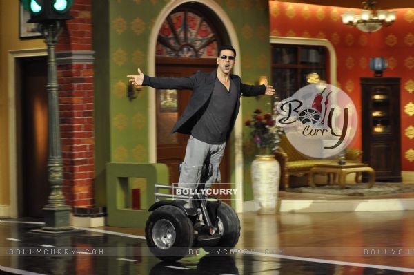 Akshay Kumar makes a grand entry on Comedy Nights With Kapil (320190)
