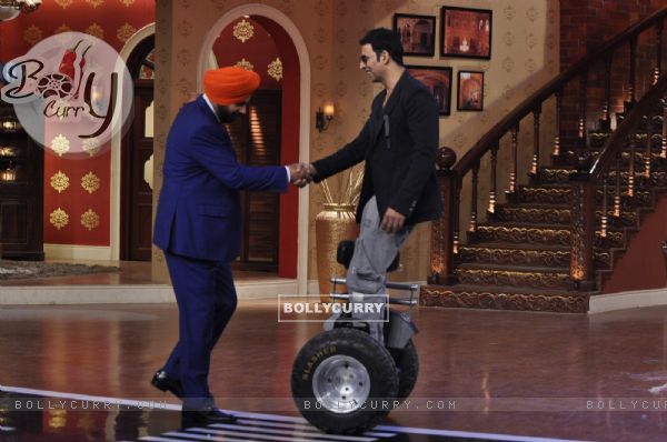 Navjoy Singh Sidhu greets Akshay Kumar on Comedy Nights With Kapil (320195)