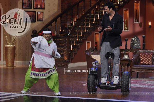 Palak shows her martial arts moves to Akshay on Comedy Nights With Kapil (320197)