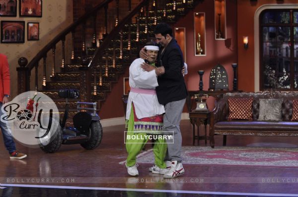 Palak hugs Akshay Kumar on Comedy Nights With Kapil (320198)