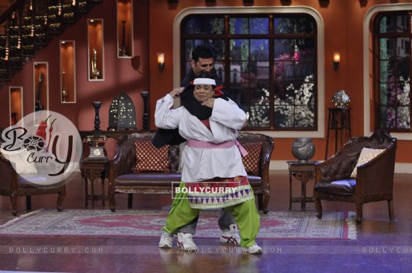 Akshay gives Palak some self defence tips on Comedy Nights With Kapil