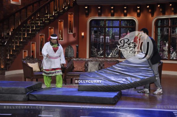 Akshay shows some stunts on Comedy Nights With Kapil (320204)
