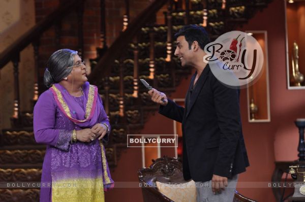 Akhay threatens Dadi on Comedy Nights With Kapil (320214)