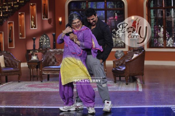Akshay Kumar performs with Dadi on Comedy Nights With Kapil (320218)
