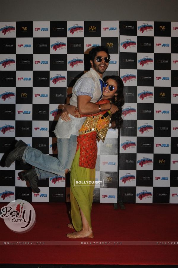 Alia carries Varun at the Trailer Launch of 'Humpty Sharma Ki Dulhania'
