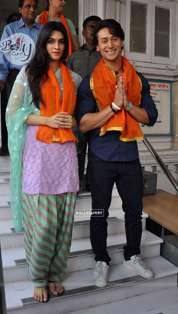 Tiger Shroff and Kriti Sanon visit Babulnath Temple (320458)