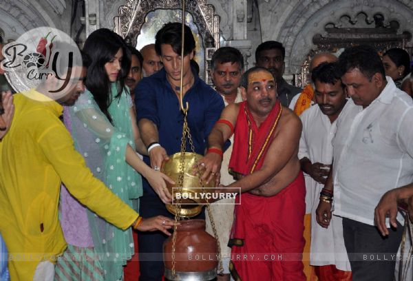 Tiger Shroff and Kriti Sanon perform a pooja at Babulnath Temple