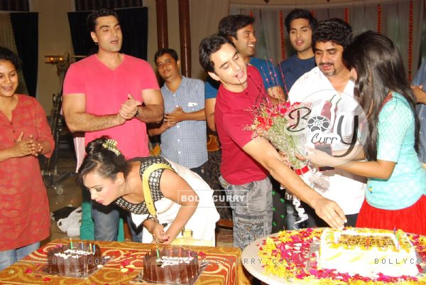 Ashita Dhawan celebrates her birthday withAur Pyar Ho Gaya celebrated the completion of 100 episodes