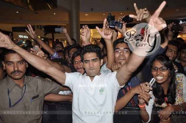 Vijendra Singh clicks some pictures with his fans at Viviana Mall in Thane (320996)