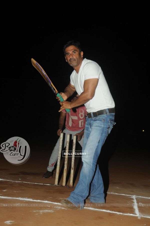 Suniel Shetty was at the Cricket Match between Singers and the Cast of 'Desi Katte'
