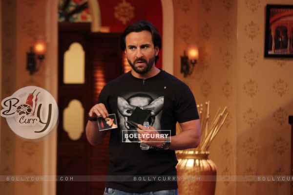 Saif shows his wife's picture in his vallet on Comedy Nights with Kapil (321550)