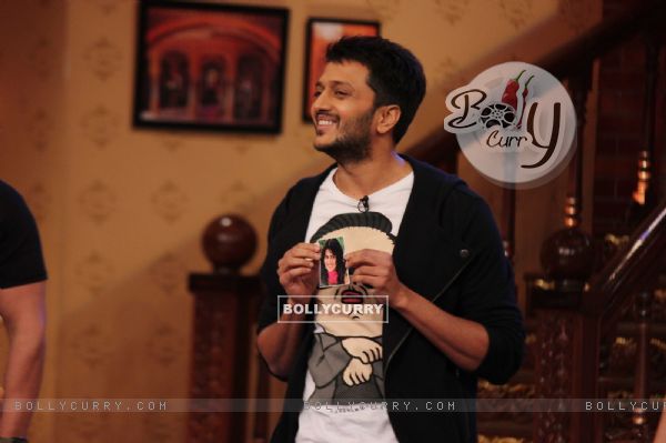 Riteish shows his wife's picture on Comedy Nights with Kapil (321551)