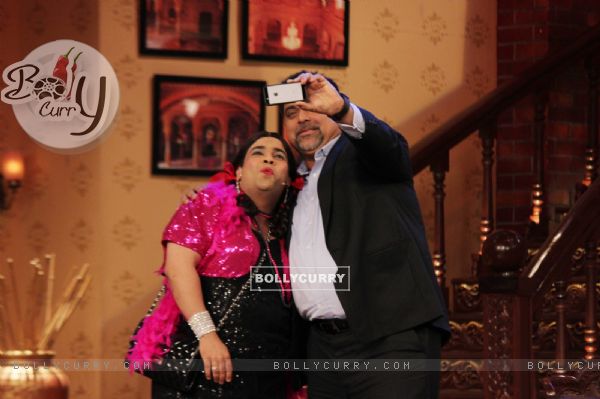 Palak gets a selfie with Ram Kapoor on Comedy Nights with Kapil (321563)