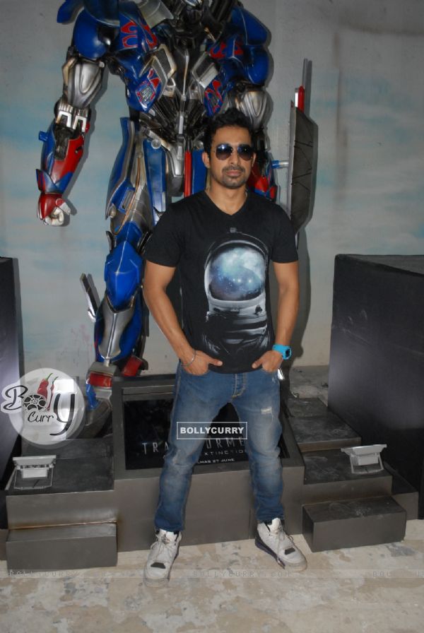 Rannvijay Singh at the Unveiling of Transformers 4 lead robot Optimus Prime