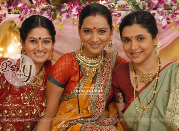 Resham, Pallavi and Supriya as Rasili, Ketki and Manda in Basera