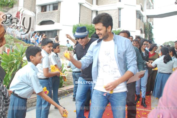 sajid and Riteish welcomed at a city school